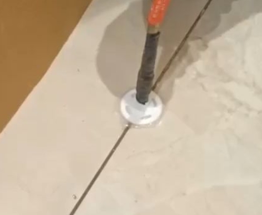 永和瓷砖空鼓维修公司专业解答瓷砖在铺贴过程中，如果没有涂抹均匀到位的粘结材料（如水泥砂浆或瓷砖胶），可能会导致以下问题