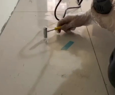 永和瓷砖开裂维修公司专业分享瓷砖在铺贴前如果没有沥干水分，将会导致以下问题